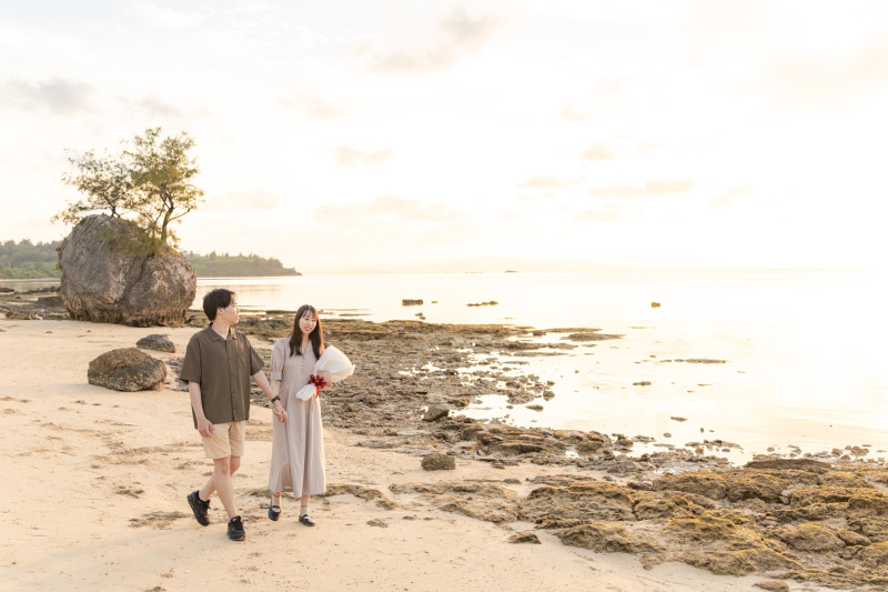 サンセットのビーチをのんびりお散歩。