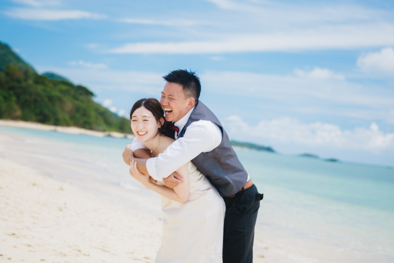 バックハグ。思わず照れ笑いするお二人。