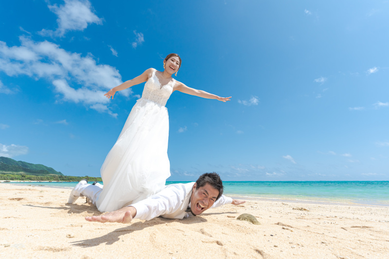 新郎さんに乗って、波乗り!