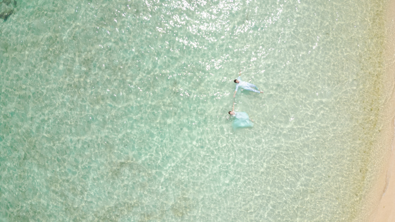最後は全身!ドローンで真上から。海に浮かんで。