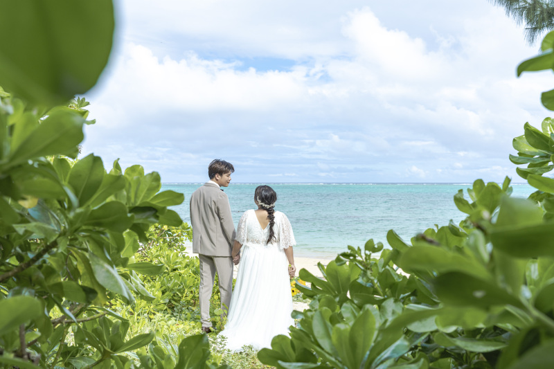 ビーチの入り口は植物のトンネル!