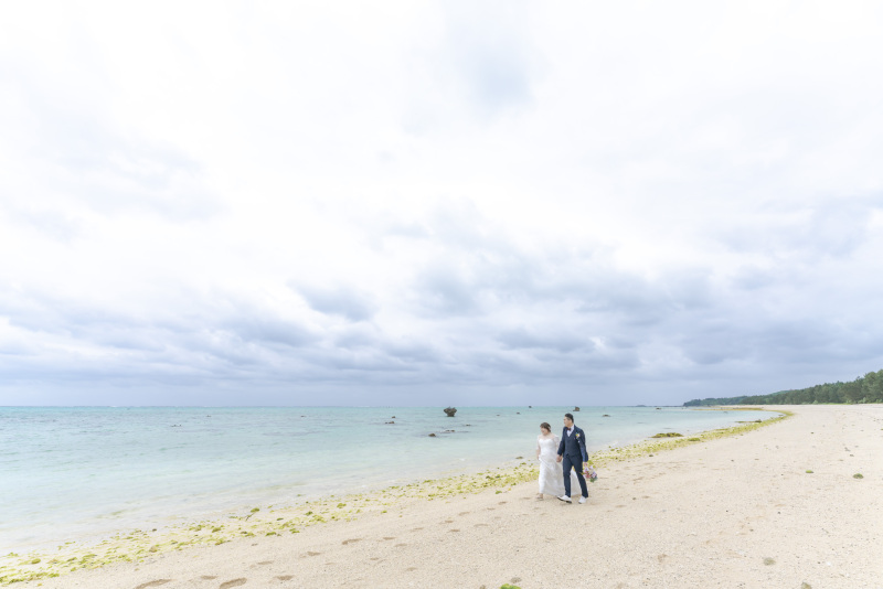 おふたりでゆっくりビーチをお散歩
