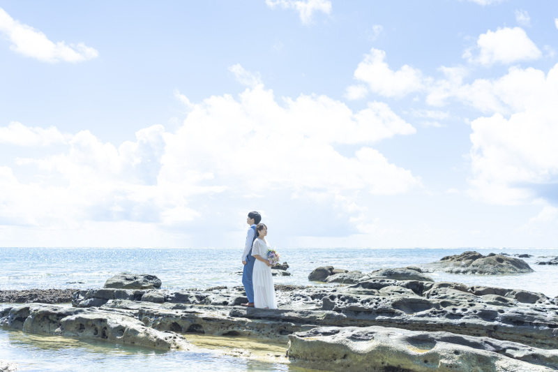 快晴で気持ちの良い天気。青い海と空。