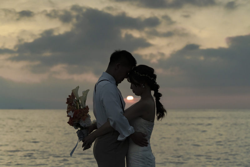 サンセットシルエット撮影、太陽がお二人の隙間から