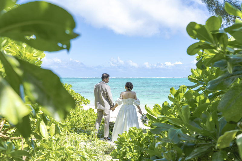 ビーチの入り口は緑のトンネル！