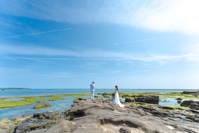 岩場のビーチ。大きな岩の上で。