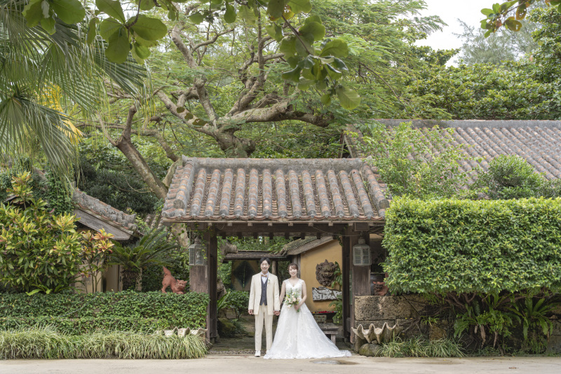 沖縄らしさを感じる赤瓦古民家へ。