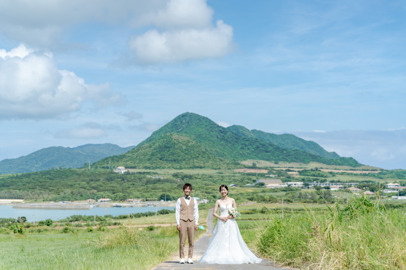 周りは牧草地だけ!壮大な風景の中の一本道。