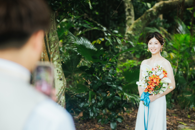 ジャングルには白いドレスがよく映える！