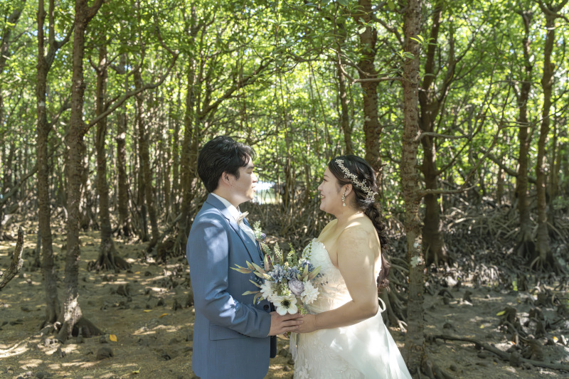 木漏れ日輝くマングローブの林の中で。笑顔◉