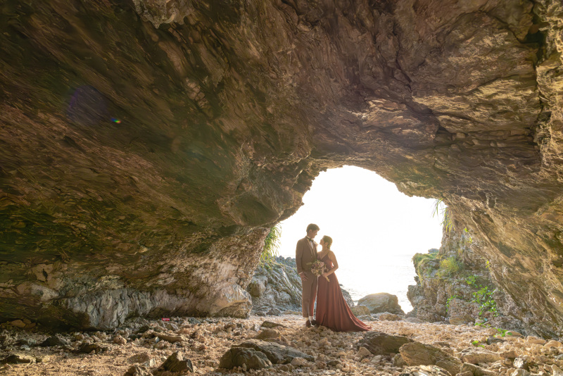 オレンジの光が差し込む洞窟Caveへ・・・