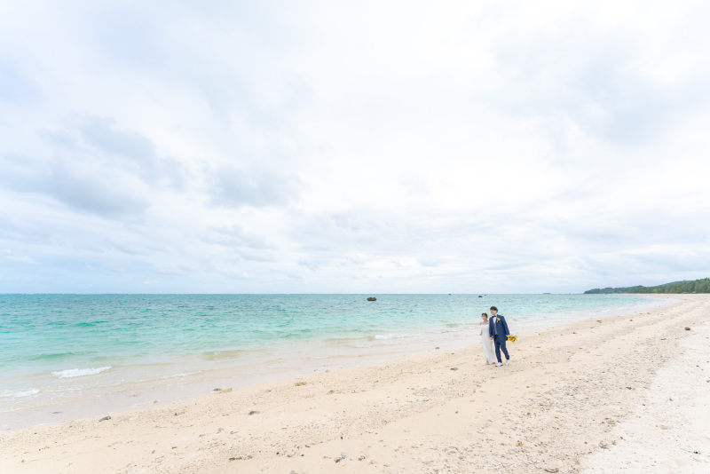 まずは誰もいないビーチへ。曇り空でも海は青い。