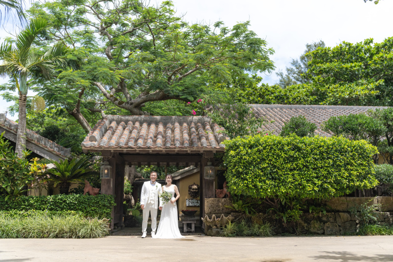 続いては沖縄の風情残る赤瓦古民家での撮影。