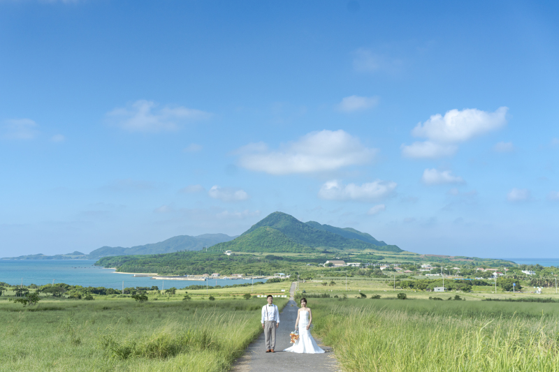 高い建物が一切ない牧草地。ずっと続く一本道。