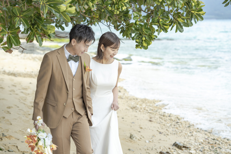 おふたりでビーチをお散歩。