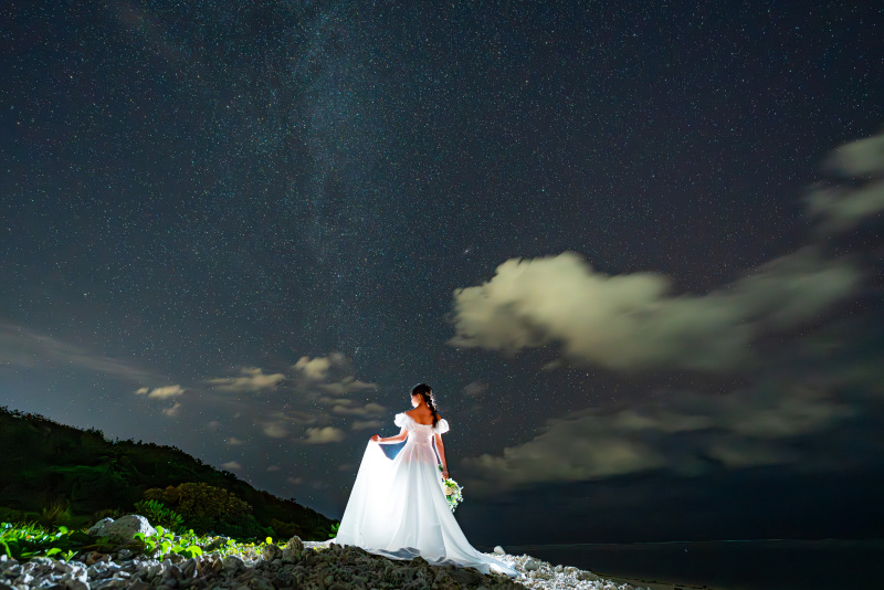 星空の下でもソロショット。白のドレスに漆黒の夜。