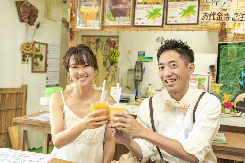 パイナップルを収穫した後はジュースで乾杯!