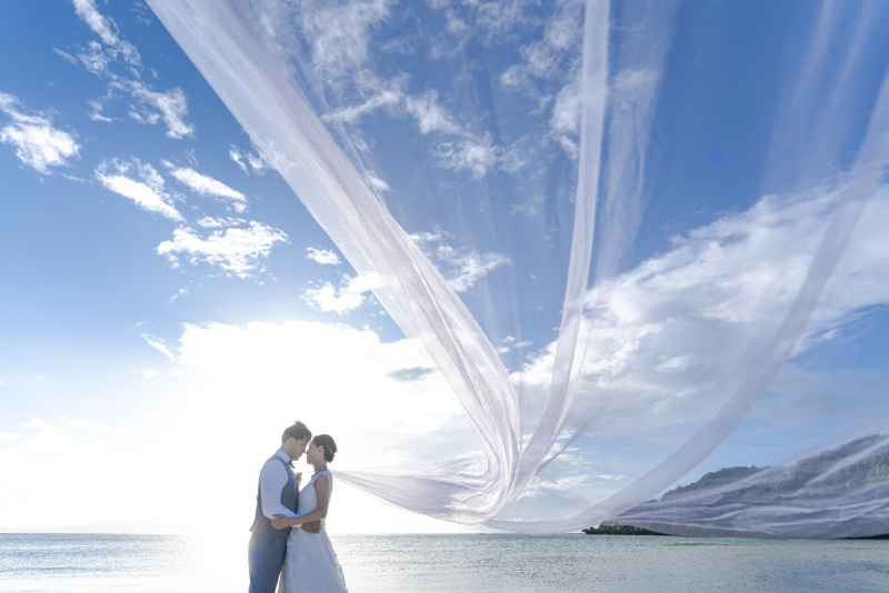 白いロングベールがなびく。