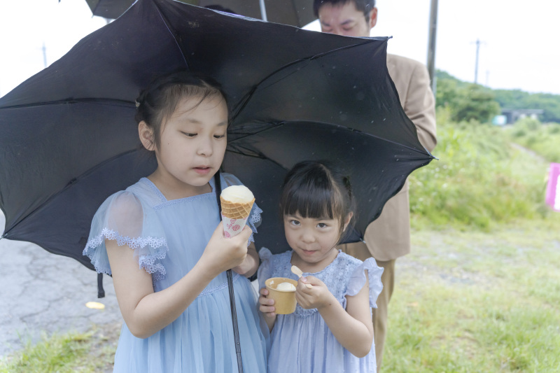 雨が降っているけど、アイスはうまい。