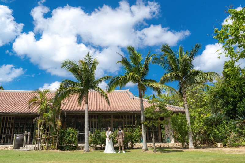 赤瓦とヤシの木。沖縄らしい風景をバックに。