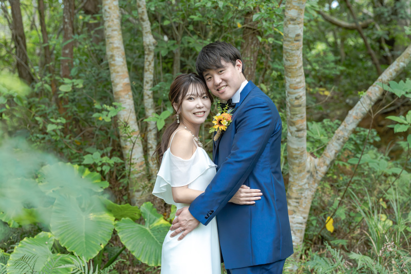 森の中で笑顔のふたり。曇り空も関係ないスポット