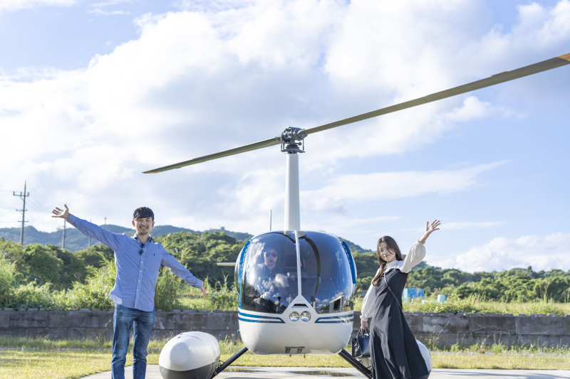 ヘリコプター遊覧の前にヘリと一緒に撮影