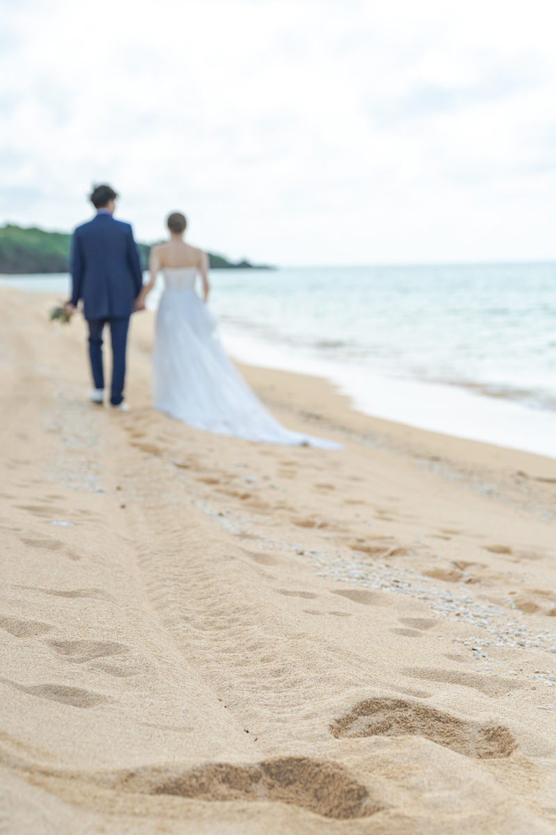 ビーチをお散歩。砂浜に残る、ふたりの足跡。