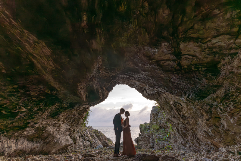 海に抜ける洞窟の先にふたり・・・