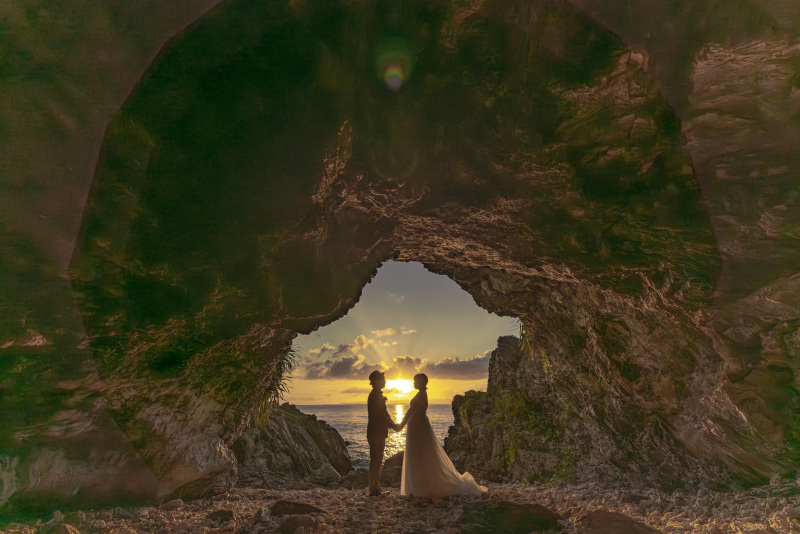 洞窟の先に柔らかい光に包まれたふたり・・・