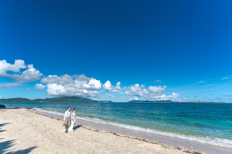 誰もいないビーチ。二人で仲良くのんびり散歩