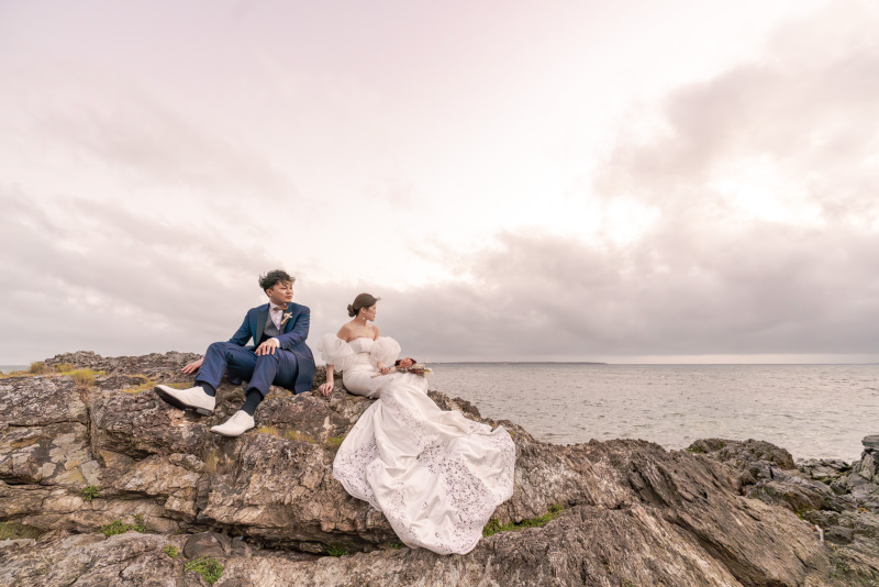 岩場に2人で座って海を眺めながら・・・