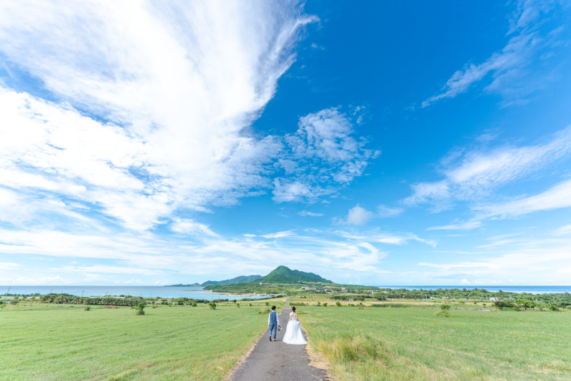 高い建物は何もない。壮大な風景の中の一本道。