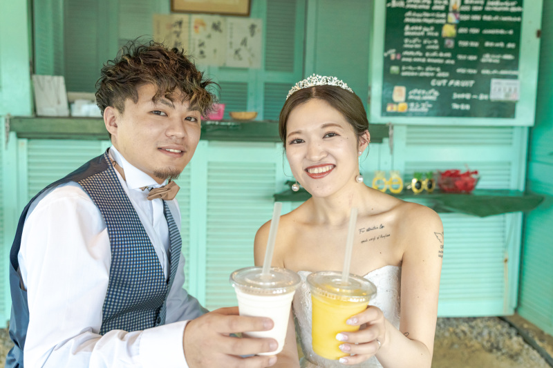 ここで休憩タイム。パイナップルジュース屋さんで!