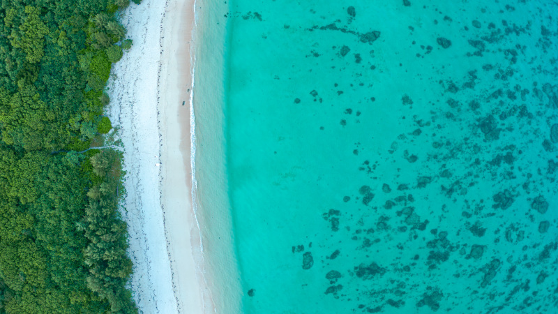 まずはビーチで撮影。空から見るこの海の青さ。