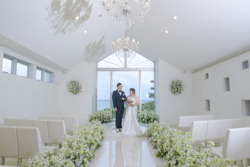 青く美しい海が見えるチャペルへ・・・