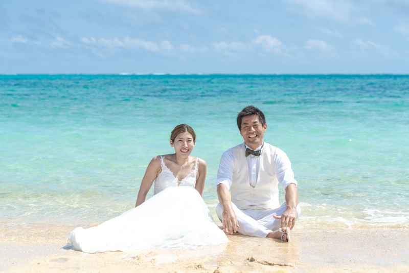 ビーチに座って、波がやってくる!