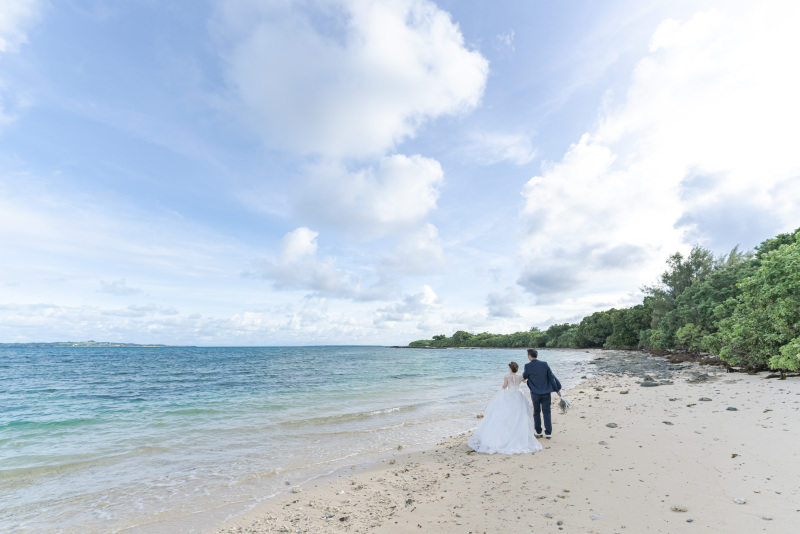 のんびり海を眺めながら波打ち際をお散歩!