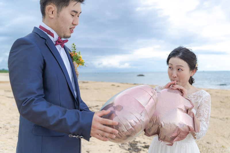 持ってきた小物を2人で準備する様子。