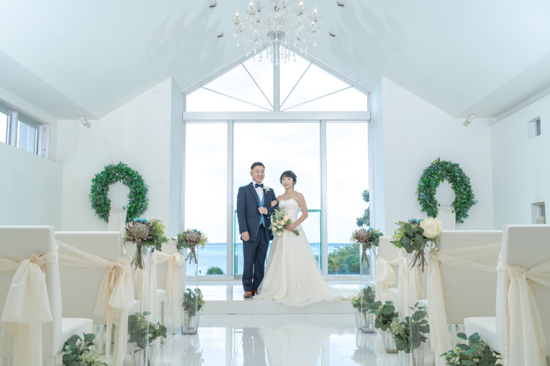 まずは白亜のチャペルから。海も見えます!