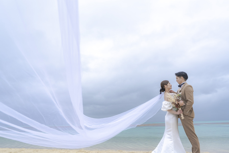 ロングベールがおふたりを包むようになびく