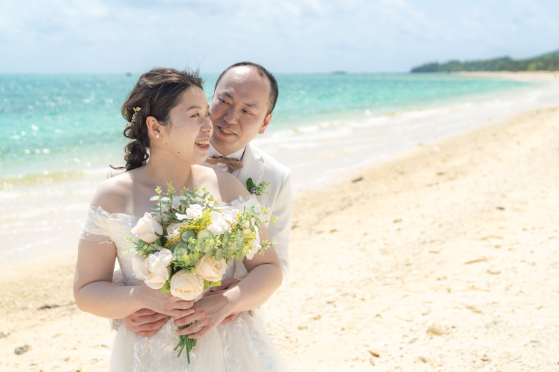 優しく後ろからバックハグ。