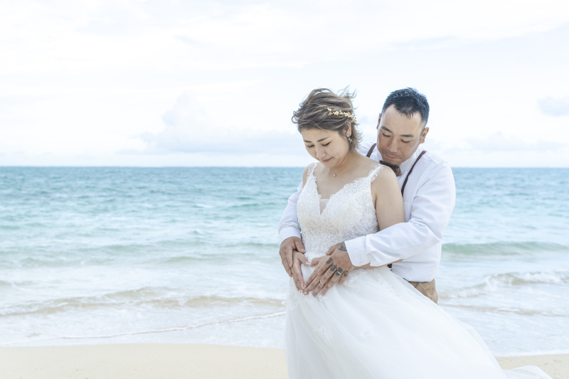 お腹にふたりで手を当てて、マタニティフォト。