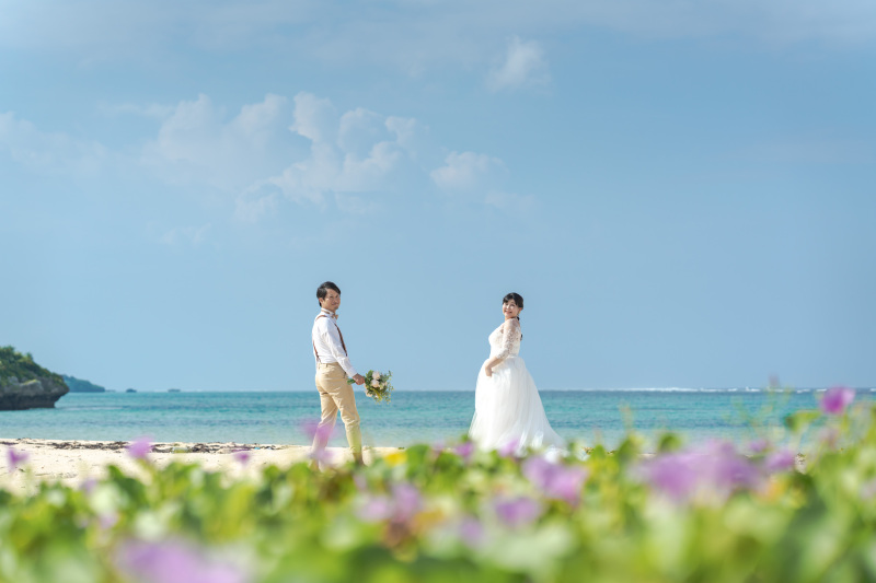 まずはビーチ。咲き誇るお花と一緒に。