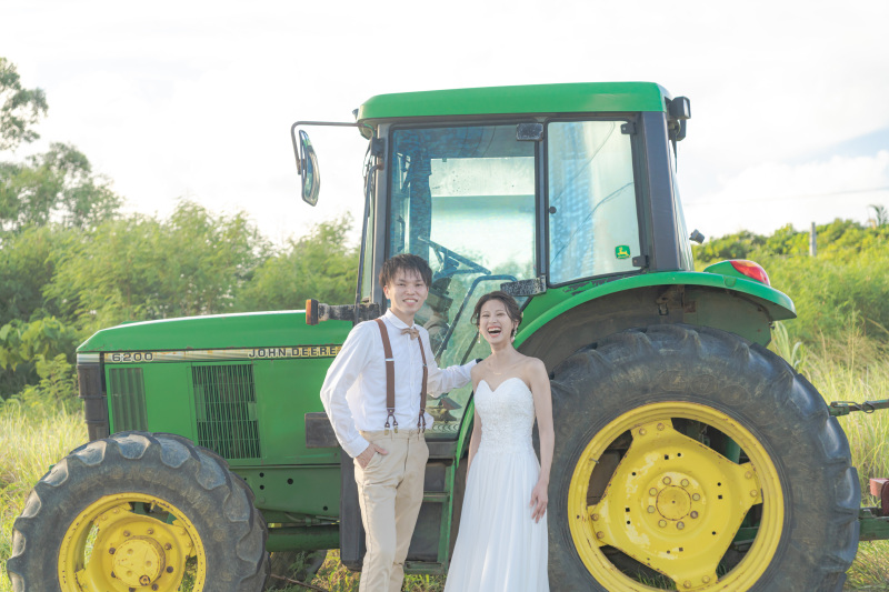 都会では見かけない大きなトラクターの前でも。