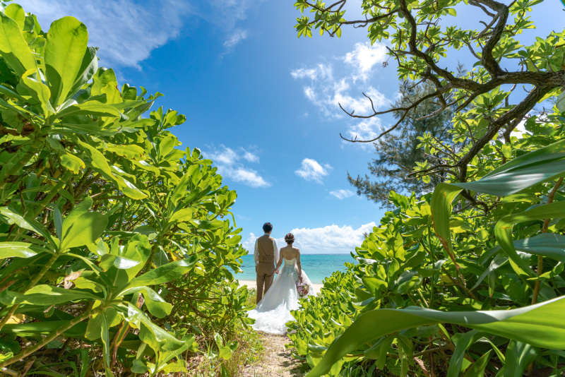 まずは誰もいないビーチへ。ビーチの入り口。