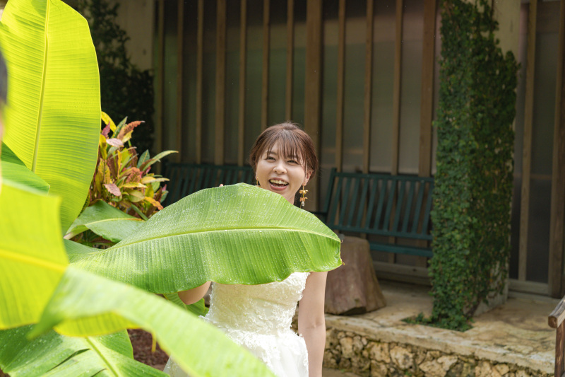 バナナの葉っぱ越しに見つめ合って笑顔のふたり。