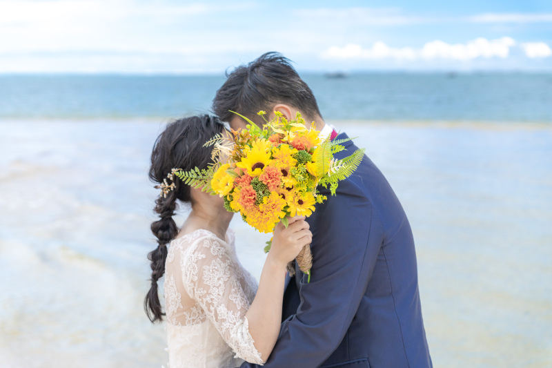 ブーケで顔を隠して・・・