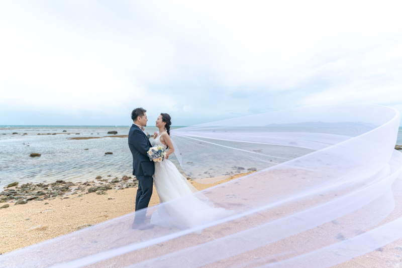 ビーチのおかわり!白いロングベールがなびく。