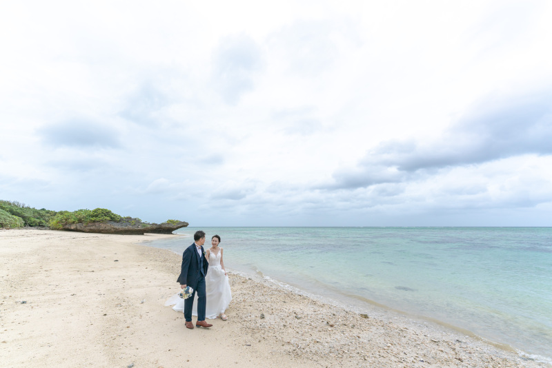 お二人だけのビーチをのんびりお散歩。