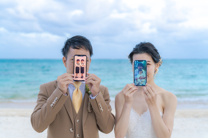 自分たちの子どもの頃の写真と一緒にパシャリ。